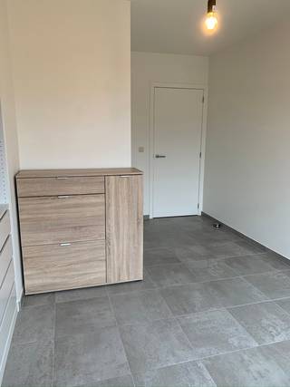 Ontdek dit prachtige en lichtrijke appartement gelegen in het hartje van Tienen.Bij het betreden van het appartement komt u in een inkomhal met apart...