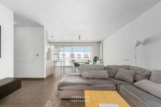 <p><span>Ligging<br /></span><span>Mooi instapklaar appartement op een rustige en aangename locatie nabij het centrum van Lokeren. <br />Dankzij de uitstekende ligging geniet je hier van een vlotte bereikbaarheid naar het stadscentrum, winkels, openbaar vervoer en belangrijke invalswegen.<br /><br /></span><span>Instapklaar appartement met 2 slaapkamers, garage en autostaanplaats<br /></span><span>Dit verzorgd appartement bevindt zich op de tweede verdieping van een degelijk gebouw uit 2008 en verwelkomt je met een aangename openheid en een bijzonder fijne leefruimte. <br />De grote raampartijen zorgen voor een overvloed aan natuurlijk licht en bieden een weids uitzicht.<br />De open keuken sluit mooi aan op de leefruimte en terras vooraan, waardoor een uitnodigende woonomgeving ontstaat waar koken, genieten en samen zijn centraal staan.<br />Het appartement beschikt over twee slaapkamers, een vernieuwde badkamer en zowel een terras aan de voorzijde als aan de achterzijde. <br />Het achterste terras is bovendien voorzien van een praktische bergkast.<br />Dankzij de ondergrondse garage en de private autostaanplaats geniet je hier van optimaal wooncomfort.<br /><br /></span><span>Troeven<br /></span><span>/ centrale en rustige ligging<br />/ instapklaar<br />/ garage + autostaanplaats<br />/ 2 terrassen<br />/ lift<br />/ degelijk en kwalitatief gebouw<br />/ nieuwe badkamer<br />/ energiezuinig (EPC 117 kWh/m²/jaar)<br /><br /></span></p>