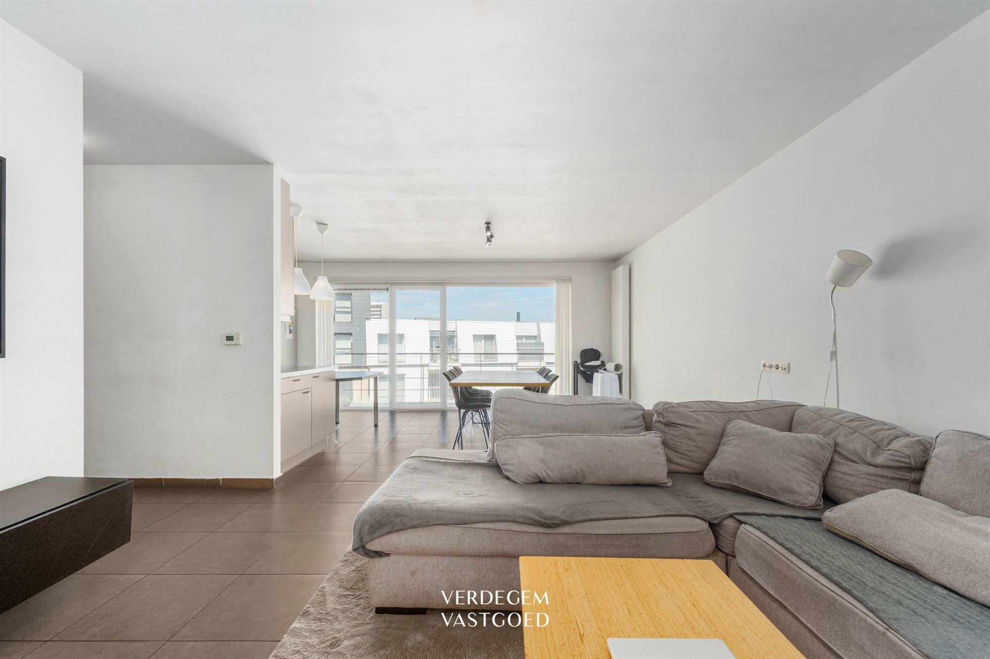 Mooi instapklaar appartement met alle comfort, een autostaanplaats en garagbox nabij het centrum - foto 2