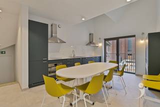 <p><span>Nouvelle résidence étudiante dans le nouveau quartier Burenberg au centre de Leuven, à 5 minutes à vélo de plusieurs campus (KU Leuven, universités et UZ Leuven). Les chambres d'étudiants sont équipées d'un lit simple et de sanitaires privés. Il y a une cuisine commune par étage que vous partagez avec 8 autres étudiants. </span></p>