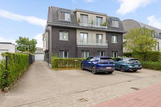 Zeer gunstig gelegen appartement op wandelafstand van verschillende winkels, scholen, het openbaar vervoer en het centrum van Reet! Dit pand ligt op slechts 8 min. rijden van de oprit E19 en 6 min. van de oprit A12 Antwerpen-Brussel en is zo makkelijk bereikbaar.<br /><br />Dit eigendom bevindt zich op het gelijkvloers achteraan in een tijdloos, recent (2008) appartementsgebouw van 6 eenheden. Het is ingedeeld als volgt: een inkomhall met ingemaakte kasten, 2 slaapkamers met kasten, een modern ingerichte badkamer grenzend aan de 2e slaapkamer, een apart toilet met ingemaakte kasten, een woonkamer met ingebouwde houtcassette en ingemaakte kasten en een luxueus ingerichte keuken. Het appartement beschikt over een mooi aangelegde achtertuin met een vijver en een ruim terras met elektrische zonnetent. Er is parkeergelegenheid op autostaanplaats P6 voor 1 wagen in het achterliggende bijgebouw. Voor het gebouw bevindt zich een gemeenschappelijke parking. 2 privatieve bergingen B5 & B6 zijn tevens inbegrepen in het achterliggende gebouw.<br /><br />Het appartement is zeer goed onderhouden en is volledig instapklaar! Zeer goed EPC score: Label B. Het gebouw is asbestveilig. Wenst u graag een bezichtiging? Contacteer ons via 03 459 99 99 of info@leximmo.be voor een bezichtiging ter plaatse!