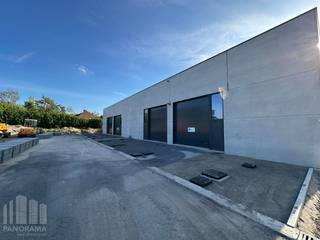 Nieuwbouw <strong>KMO-unit </strong>te huur met een oppervlakte van<strong> 208 m² en 2 privatieve parkeerplaatsen</strong>.<br /><br />De loods maakt deel uit van het gloednieuwe bedrijvenpark  “Apollo” en ligt op <strong>minder dan 2 km</strong> van het op- en afrittencomplex van de <strong>E17 te Waregem</strong> – een absolute <strong>toplocatie</strong> voor ondernemers die belang hechten aan bereikbaarheid in een bedrijvige regio.<br /><br />De bedrijfsunit (brandklasse C) werd kwalitatief en duurzaam opgebouwd met een staalstructuur en geïsoleerde betonpanelen. Met een <strong>vrije hoogte van 6 meter</strong> biedt het magazijn optimale opslag- en werkmogelijkheden.<br />Daarnaast is de unit uitgerust met tal van praktische voorzieningen, waaronder:
<ul>
	<li><span>Automatische sectionale poort (4 m breed x 4,2 m hoog)</span></li>
	<li><span>Aparte toegangsdeur met bovenlicht</span></li>
	<li><span>Lichtstraat met geïntegreerde RWA-koepel</span></li>
	<li><span>Slijtvaste polybetonvloer met draagvermogen van 1 ton/m²</span></li>
	<li><span>Sanitair</span></li>
	<li><span>Basisinstallatie elektriciteit</span></li>
	<li><span>Individuele regenwaterput van 15.000 liter</span></li>
</ul>
Deze veelzijdige bedrijfsruimte is uitermate geschikt voor <strong>opslag, distributie, productie, atelier- of ambachtelijke activiteiten</strong>.<br /><strong>Onmiddellijk beschikbaar!</strong><br /><br />Contacteer <strong>PANORAMA B2B</strong> voor bijkomende (technische) inlichtingen, plannen of een vrijblijvend <strong>plaatsbezoek 056 222 256.</strong><br /> 