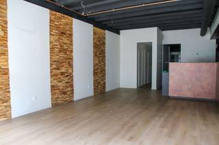 <p>Commercieel gelegen gelijkvloers van 125m² op toplocatie!</p><p>Ontdek dit charmant commercieel gelegen gelijkvloers. Gelegen op een uitstekende locatie biedt dit pand volop mogelijkheden!<br />Sanitair voorzieningen aanwezig en extra berguimte.</p>