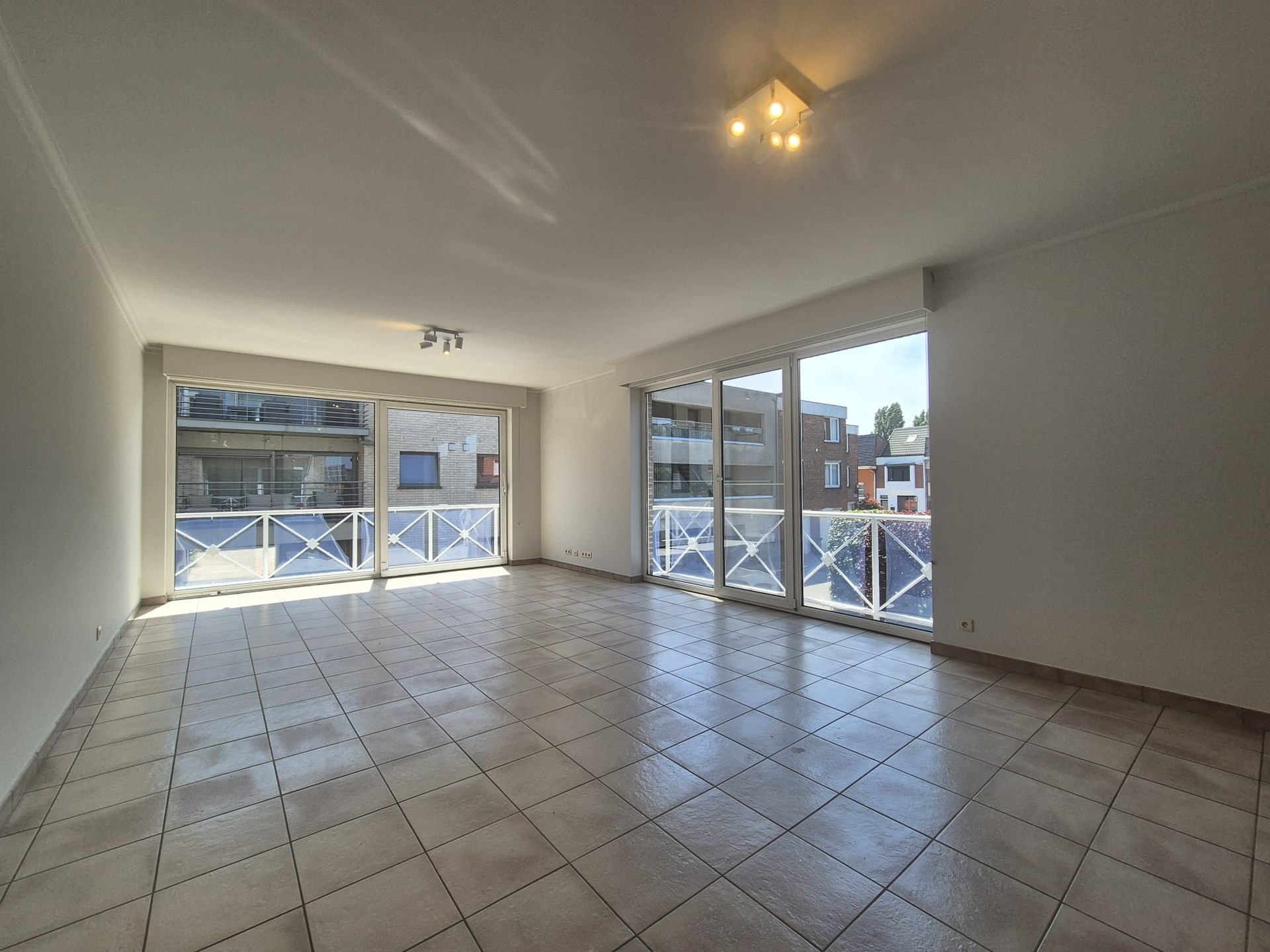 Ruim appartement met 2 slaapkamers, groot terras en garage - foto 5