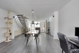 Vlakbij het centrum van Sint-Niklaas bevindt zich deze volledig gerenoveerde woning met een bewoonbare oppervlakte van maar liefst 175 m². Hier...
