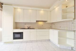 <p><span>Op zoek naar een ruime en lichtrijke woning op een gunstige locatie vlak bij het prachtige park Hof ter Saksen? Dan is deze verzorgde bel-etagewoning beslist een bezoek waard. Met twee volwaardige slaapkamers, uitbreidingsmogelijkheden, een inpandige garage en een aangename tuin combineert deze woning ruimte en wooncomfort met een fijne, groene woonomgeving.<br /><br /></span><span>Via de ruime inkomhal betreedt u de woning. Op het gelijkvloers bevinden zich een praktische bergplaats (met toegang tot de kelder), een afzonderlijke wasberging en een ruime inpandige garage met automatische sectionaalpoort.<br /><br /></span><span>De eerste verdieping vormt het hart van de woning. Hier bevindt zich de sfeervolle en lichtrijke woonkamer met gezellige gashaard. Aansluitend vindt u de open leefkeuken, functioneel ingericht met heel wat opbergruimte en uitgerust met een keramische kookplaat, dampkap, combi-oven, koelkast en spoelbak. Vanuit de keuken geniet u bovendien van een aangenaam zicht op de tuin en heeft u via de buitentrap rechtstreeks toegang tot het terras.<br /><br /></span><span>Op de tweede verdieping bevinden zich twee ruime slaapkamers en een volledig vernieuwde badkamer. Deze is ingericht met een douche, hangtoilet en badkamermeubel met lavabo.<br /><br /></span><span>Achteraan de woning ligt een gezellige en onderhoudsvriendelijke tuin met terras, waar u in alle rust van het buitenleven kunt genieten. De tuin is zowel bereikbaar via de wasberging op het gelijkvloers als via de buitentrap vanuit de keuken.<br /><br /></span><span>Graag laten we u deze woning persoonlijk ontdekken. Plan vandaag nog uw bezoek via </span><span>verkoop@homevast.be</span><span> of bel ons op 03 344 77 44.</span></p>