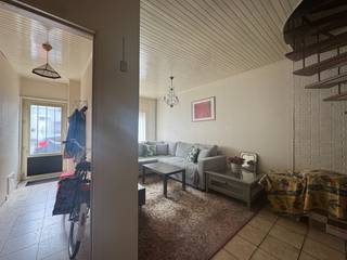 Ontdek deze instapklare woning met karakter, gelegen in Gent, op wandelafstand van winkels, openbaar vervoer en het bruisende stadscentrum. De woning bestaat uit twee volwaardige verdiepingen en biedt alles wat je nodig hebt voor comfortabel wonen. Op het gelijkvloers vind je een lichte leefruimte, een volledig uitgeruste keuken en toegang tot een gezellige koer — ideaal om te ontspannen of gezellig te tafelen in de buitenlucht.<br />Op de eerste verdieping bevinden zich een ruime slaapkamer en een grote badkamer met ligbad en douche. De tweede verdieping biedt nog 2 extra slaapkamers.<br />De woning is goed onderhouden en onmiddellijk bewoonbaar. Dankzij de centrale ligging woon je dichtbij winkels, scholen, het openbaar vervoer en heb je een vlotte verbinding naar het centrum van Gent.