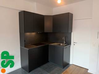 Gerenoveerde studio op de 3e verdieping van een pand op zeer centrale locatie.<br /><br />Indeling: inkom, ruime leefruimte met slaaphoek, keuken, badkamer met aansluitingen voor wasmachine..<br />De studio is in goede staat en is helemaal klaar voor een nieuwe bewoner.<br /><br />De gemeenschappelijke kosten bedragen € 100/maand (incl. waterverbruik).<br /><br />Zeer centraal gelegen nabij Astridplein en Centraal Station, het Operaplein en de Meir.<br /><br />EPC: 187 kWh/m².<br /><br />Meer info?<br />Contacteer het kantoor van IMMO SP in Antwerpen via info@immosp.be of 03 226 20 40.