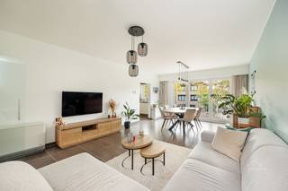 <p><span>Instapklaar 2-slaapkamerappartement met 2 terrassen en ondergrondse staanplaats in Edegem</span></p><p><span> </span></p><p><span>Op zoek naar een gezellig en instapklaar appartement op een gunstige locatie in Edegem?</span><span> Dan is dit leuke appartement aan de </span><span>Buizegemlei 90</span><span> zeker een bezoekje waard!</span></p><p><span> </span></p><p><span>Dit verzorgde appartement combineert </span><span>comfort, praktische ruimtes en aangename buitenruimte</span><span>. Dankzij de aanwezigheid van </span><span>twee terrassen</span><span>, één aan de voorzijde en één aan de achterzijde, kan je op elk moment van de dag genieten van een gezellig plekje in de buitenlucht.</span></p><p><span>De leefruimte sluit mooi aan bij de </span><span>gezellige, geïnstalleerde keuken</span><span>, waardoor je hier een aangename woon- en leefomgeving hebt. Het appartement beschikt over </span><span>twee slaapkamers</span><span> en een </span><span>extra grote berging</span><span>, ideaal voor wie graag voldoende opbergruimte heeft. Verder zijn er een </span><span>verzorgde badkamer</span><span> en een </span><span>apart toilet</span><span> aanwezig. De gemeenschappelijke kosten bedragen 130 eur (water, minuterie, blokpolis).</span></p><p><span> </span></p><p><span>Troeven op een rijtje</span></p><ul><li><span> </span><span>2 slaapkamers</span></li><li><span>Instapklaar</span></li><li><span> </span><span>Extra grote berging</span></li><li><span> </span><span>Terras aan de voorzijde én achterzijde</span></li><li><span> </span><span>Ondergrondse autostaanplaats</span><span> – bij aan te kopen voor </span><span>€20.000</span></li><li><span> </span><span>Elektrische installatie conform</span></li><li><span> </span><span>Asbestvrij</span></li><li><span> </span><span>Gunstig EPC-label C</span></li><li><span> Gelegen aan de </span><span>Buizegemlei 90 in Edegem</span></li></ul><p><span>Een ideale woning voor </span><span>starters, een klein gezin of wie comfortabel wil wonen met voldoende bergruimte en buitenruimte</span><span>.</span></p><p><span> </span></p><p><span>Kortom: een charmant en praktisch appartement met heel wat troeven, gelegen op een fijne locatie in Edegem. Zeker een bezoekje waard!</span></p><p><span> </span></p><p><span>Sven@home4you.be</span></p><p><span> </span></p>