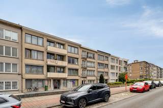 Op de derde verdieping van een verzorgd gebouw aan de Ruggeveldlaan 678 te Deurne bevindt zich dit volledig gerenoveerde appartement, afgewerkt met oog voor comfort en kwaliteit. Het appartement verkeert in zeer goede staat van onderhoud en is volledig instapklaar.<br /><br />We betreden het appartement via de inkomhal, die toegang geeft tot alle ruimtes. De lichtrijke leefruimte geniet dankzij de grote raampartijen van een aangename natuurlijke lichtinval en vormt het centrale punt van het appartement. Aansluitend bevindt zich de volledig ingerichte halfopen keuken, uitgerust met vaatwasmachine, koelkast, kookplaat, dampkap en voldoende werkblad- en opbergruimte. Vanuit de keuken is er toegang tot een terras aan de voorzijde.<br /><br />Verder beschikt het appartement over twee volwaardige slaapkamers, waarvan één slaapkamer toegang geeft tot een ruim terras met groen uitzicht en een aangenaam gevoel van rust. Daarnaast is er nog een extra kamer zonder ramen, ideaal als bureelruimte, dressing, hobbykamer of eventueel als derde slaapkamer.<br /><br />De badkamer is modern ingericht met een inloopdouche, badkamermeubel met wastafel en de aansluitingen van de wasmachine en droogkast. Daarnaast is er een apart gastentoilet aanwezig.<br /><br />Troeven:<br />Volledig gerenoveerd en instapklaar appartement<br />Lichtrijke leefruimte met grote raampartijen<br />Halfopen ingerichte keuken met alle nodige toestellen<br />Twee volwaardige slaapkamers + extra bureel-/hobbyruimte<br />Terras aan de voorzijde én ruim terras met groen uitzicht<br />Badkamer met inloopdouche én ligbad<br />Apart gastentoilet<br />Superisolerende dubbele beglazing<br />Volledig gerenoveerd dak<br /><br />Een ideaal appartement voor wie op zoek is naar comfort, ruimte en een instapklare woonst op een bereikbare locatie in Deurne.