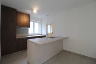 <strong>Instapklaar appartement</strong> te huur gelegen langs de Scheepvaartstraat 13 te Gent.<br />Dit appartement beschikt over alle <strong>hedendaagse comfort</strong> en is bovendien <strong>bijzonder lichtrijk</strong>!<br />Het is uitstekend gelegen in Gent, dichtbij Dok Noord, met een vlotte verbinding naar het centrum en de belangrijkste invalswegen.<br />Ideaal voor wie rustig wil wonen met de stad binnen handbereik.<br /><br />Het appartement heeft een bewoonbare oppervlakte van 82 m² en beschikt over een zonnige, <strong>Zuidgericht terras </strong>waar je de hele dag van de zon kan genieten. <br />Het appartement bestaat uit een <strong>ruime en lichtrijke leefruimte </strong>met <strong>open keuken.</strong><br />De keuken is<strong> volledig geïnstalleerd </strong>met o.a. oven, frigo en vaatwasser. Verder is er nog een <strong>ruime (was)berging</strong>.<br />Er zijn <strong>twee volwaardige slaapkamers</strong>, een <strong>badkamer </strong>en een <strong>apart toilet</strong>.<br />In de huurprijs zit reeds een <strong>privé garagebox inbegrepen</strong>, daarnaast is er ook een <strong>gemeenschappelijke fietsenberging</strong>. Er zijn <strong>geen syndicuskosten.</strong> <br /><br />Nog enkele pluspunten van dit appartement:<br /><strong>🚗 PRIVÉ GARAGEBOX EN FIETSENBERGING INBEGREPEN<br />💸 GEEN SYNDICUSKOSTEN</strong><br /><strong>✨ ENERGIEZUINIG: ZONNEPANELEN <br />⚪ VOLLEDIG GESCHILDERD <br />🛋️ INCL. LICHTARMATUREN EN LAMELLEN<br />☀️ ZUIDGERICHTE TERRASSEN EN TUIN<br />🍀 RUSTIG GELEGEN </strong><br /><em>Leuke extra! Je kan gebruik maken van een promotie bij Telenet of Proximus.<br />Bij de leverancier naar keuze krijg je 6 maanden gratis internet/TV/telefonie.</em><br /><br /><strong>Huurprijs € 1.250 per maand.<br />Het appartement is onmiddellijk beschikbaar.</strong><br /><br />Bezoeken zijn enkel aan te vragen via MijnHuurprofiel:https://mijnhuurprofiel.be/property/0ee85e93-5d02-4070-a4b3-973dc7c411b9/login<br />DOMICILIE VERPLICHT