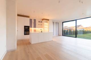 Dit zéér ruime gelijkvloersappartement is gelegen in project 'Hof Ter Eiken', daterend van dit jaar. De grondige, kwalitatieve en...