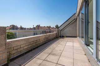 <p><strong>Verzorgde penthouse met twee slaapkamers en ruim terras.</strong></p><p></p><p>Gelegen op de derde verdieping van een kleinschalige residentie met slechts vier appartementen (bouwjaar 1998), geniet deze verzorgde penthouse van een rustige ligging en een aangename woonomgeving. Het appartement is bereikbaar via de trap en biedt met zijn 79 m² een comfortabele en praktische indeling.</p><p></p><p>De lichtrijke leefruimte aan de voorzijde geeft rechtstreeks uit op een ruim en zonnig terras, waar het heerlijk vertoeven is. De deels geïnstalleerde keuken sluit mooi aan op de leefruimte en zorgt voor een open en gezellige sfeer.</p><p>Aan de achterzijde bevinden zich twee volwaardige slaapkamers, een verzorgde badkamer voorzien van een douche in ligbad, een apart gastentoilet en een praktische technische berghoek.</p><p></p><p>De elektrische installatie wordt vóór de verkoop conform gekeurd.</p><p></p><p>Bovendien is een ruime privatieve kelderberging inbegrepen.</p><p></p><p>Daarnaast bestaat de mogelijkheid om een dubbele garage van 24 m² aan de voorzijde van het gebouw aan te kopen voor € 35.000.</p><p></p><p><strong>Het appartement is vrij bij akte</strong> en dus onmiddellijk beschikbaar voor eigen bewoning of als investering.</p><p></p><p>EPC: 261 kWh/m²jaar<br />Energielabel: E-</p>