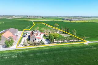 Deze karaktervolle hoeve bevindt zich op een uitzonderlijk rustige en landelijke ligging tussen het centrum van De Haan en Nieuwmunster. Het eigendom omvat een authentiek hoofdgebouw, diverse bijgebouwen, stallen, garages en maar liefst 9.731 m² bouwland, samen goed voor een totale perceeloppervlakte van bijna 14.000 m².<br /><br />Hoeve 'Korenzegen' dateert oorspronkelijk uit de 18de eeuw en combineert charme met tal van mogelijkheden voor wie op zoek is naar ruimte. De hoeve beschikt over een gezellige leefruimte met houtkachel, een ingerichte keuken met eetplaats en meerdere slaapkamers en badkamers. Daarnaast zijn er verschillende nog af te werken ruimtes en een ruime zolder.<br /><br />Op het domein bevinden zich tevens een keramiekstudio, meerdere opslagplaatsen, een grote schuur, twee ruime garages en diverse paardenstallen.<br /><br />De woning beschikt over PVC-ramen met dubbele beglazing in het hoofdgebouw, verwarming op stookolie en een conforme elektrische installatie. <br /><br />Een unieke eigendom voor de liefhebbers van een landelijk omgeving - vlakbij de kust. <br /><br />Contacteer ons vandaag nog voor een bezoek ter plaatse aan deze veelzijdige en charmante hoeve!