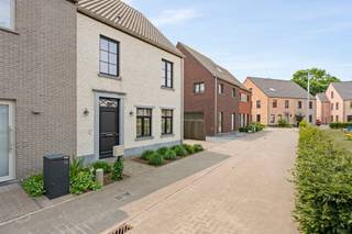 TOPPER! Recente mooi afgewerkte PASTORIJWONING met 4 SLK, CARPORT en TUIN! Afgewerkt met KWALITATIEVE MATERIALEN! Rustig doch centraal gelegen...