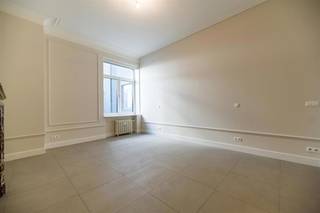 1000 BRUXELLES (rue des Chartreux 19) - Situé en plein cœur de Ville, à proximité immédiate du piétonnier et de toute les commodités, TREVI vous propose un bel appartement de ± 146 m² habitables composé comme suit: hall d'entrée, cuisine, salle à manger, salon, 2 chambres avec salle de bain et un bureau vitré de 9.5m² Loyer: 2.200€ + 150 € de provision de charges comprenant tout sauf l'électricité et internet.  Disponible immédiatement. PEB : C. L'appartement est disponible immédiatement. Plus d'information et visites avec Louis Meert 0477 57 98 87 ou par mail LMEERT@TREVI.BE