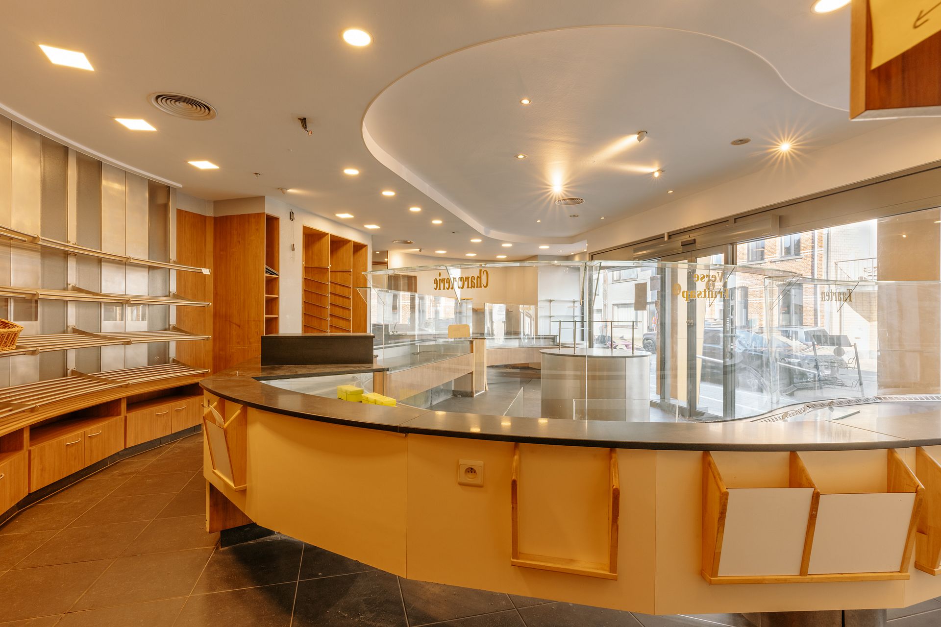 Ruim handelspand met magazijn in centrum Borsbeek. - foto 4