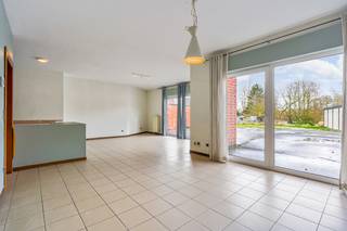 Dit ruime en lichtrijke appartement is gelegen op het gelijkvloers van een kleinschalig gebouw met 2 appartementen en een zolderruimte...