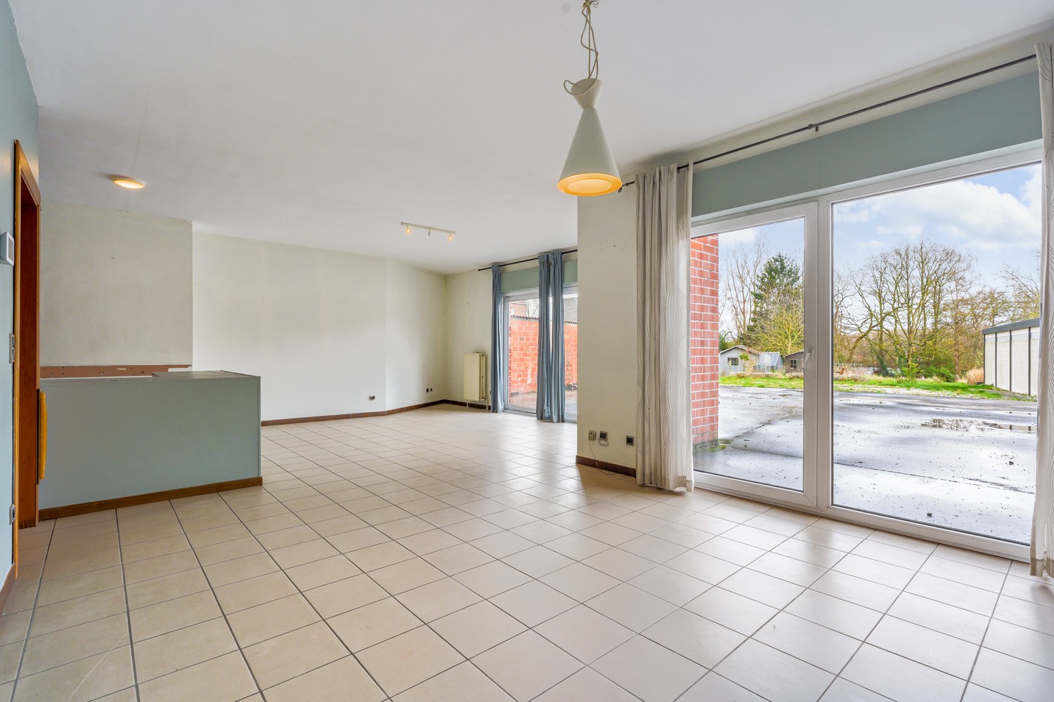 Gelijkvloers appartement met 2 slaapkamers, een ruim terras, 2 autostaanplaatsen, een kelder en een tuin grenzend aan de Vijvers van Bellefroid te Leuven! - foto 3