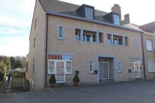 <p><span>Ruime duplex met 3 slaapkamers, terras en autostaanplaatsen in Munsterbilzen</span></p><p><span>Deze ruime en instapklare duplex is gelegen in het rustige Munsterbilzen, met een vlotte verbinding naar Genk, Hasselt en de autosnelwegen E313 en E314.</span></p><p><span>Het appartement maakt deel uit van een kleinschalige residentie met slechts drie entiteiten, waarbij elk appartement beschikt over een eigen private ingang. Hierdoor zijn er geen gemeenschappelijke delen en dus ook geen gemeenschappelijke kosten.</span></p><p><span>Bij het appartement zijn zowel een ondergrondse autostaanplaats als een autostaanplaats voor de deur inbegrepen.</span></p><p><span>De indeling is als volgt: een lichtrijke en ruime leefruimte, een praktische berging aansluitend aan de keuken en een extra berging in de kelder. Op de bovenverdieping bevinden zich drie volwaardige slaapkamers en een badkamer uitgerust met ligbad, douche en dubbele lavabo. Zowel op het eerste als het tweede verdiep is er een apart toilet aanwezig.</span></p><p><span>Daarnaast beschikt het appartement over twee terrassen: een ruim terras aan de achterzijde (keuken) en een kleiner terras aan de voorzijde (woonkamer).</span></p><p><span>Extra troeven: verwarming op aardgas en aanwezigheid van een waterontharder.</span></p><p><span> </span></p>