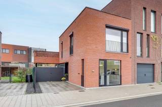 Dans le charmant Cederpark, à deux pas du centre de Hasselt, nous découvrons cette maison mitoyenne clé en main datant de 2014. Le logement a...