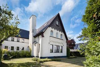 <p><span>Hotel met naam en faam over te nemen te Gent.</span></p><p><span>Hotel Lepelbed is al jarenlang een vaste uitvalsbasis voor wielerploegen die zich voorbereiden op de Vlaamse voorjaarsklassiekers. Ook zakenmensen vinden er tijdens de week de ideale plek om te overnachten dankzij de uitstekende bereikbaarheid en rustige omgeving. In het weekend trekt het hotel tal van toeristen en levensgenieters aan die Gent en de Vlaamse Ardennen komen ontdekken.</span></p><p><span>Het gebouw herbergt comfortabele kamers met moderne voorzieningen en een verzorgd restaurant waar gasten terechtkunnen voor ontbijt en diner. De groene ligging combineert rust met directe toegang tot belangrijke verbindingswegen.</span></p><p><span>Dit hotel weet als geen ander sportieve traditie, zakelijke aantrekkingskracht en toeristisch potentieel te verenigen. Een unieke kans voor wie op zoek is naar een rendabele overname met bewezen reputatie.</span></p><p><span>Plan vandaag nog uw bezoek en ontdek zelf de mogelijkheden die Hotel Lepelbed te bieden heeft.</span></p>