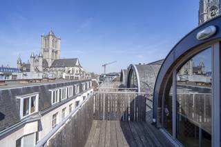 In de charmante en rustige Heilige-Geeststraat, pal in het historische centrum van Gent, bevindt zich dit bijzondere duplex-appartement met...