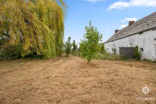 Vous recherchez une maison que vous pouvez aménager entièrement selon vos goûts et vos envies ? Cette maison à rénover située à Glabbeek (3380), sur un terrain de 12a 28ca, offre un grand potentiel pour les familles, les bricoleurs et les investisseurs.<br /><br />Au rez-de-chaussée, la maison se compose d'une cuisine, d'un séjour et d’un WC séparé. À l’étage, vous trouverez trois chambres ainsi qu’une salle de bains.<br /><br />Un atout majeur est l’ancienne écurie/espace de stockage située sur le côté gauche de la maison. Cet espace offre plusieurs possibilités et peut, sous réserve des permis nécessaires, être intégré au volume habitable existant. Cela pourrait par exemple servir d’espace de vie supplémentaire, d’atelier, de cabinet professionnel ou même d’unité de logement indépendante.<br /><br />À l’extérieur, un grand jardin se trouve à l’arrière de la maison, idéal pour ceux qui aiment passer du temps en plein air, jardiner ou simplement profiter du calme et de l’intimité.<br /><br />L’emplacement combine un cadre rural avec une bonne accessibilité. Depuis Glabbeek, Tienen et Diest sont facilement accessibles et la connexion à l’E314 permet également de rejoindre rapidement Louvain, Bruxelles et Hasselt.<br /><br />Une opportunité intéressante pour ceux qui n’ont pas peur d’un projet de rénovation et qui recherchent une maison offrant de l’espace, des possibilités et une situation avantageuse.<br /><br />Curieux de découvrir le potentiel de cette maison ? Contactez-nous pour plus d’informations ou pour organiser une visite sur place.