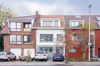 Deze stijlvolle gezinswoning in de Laarstraat in Wilrijk ligt nabij Park den Brand en geniet van een vlotte verbinding met de A12, E19, Boomsesteenweg, de Antwerpse Ring en het centrum van Antwerpen. De woning uit 1967 werd in 2010 volledig gestript en vernieuwd en biedt vandaag ca. 280 m² bewoonbare oppervlakte. Op het gelijkvloers vind je een lichtrijke leefruimte van ca. 80 m², een ingerichte gesloten keuken en toegang tot de zonnige tuin van ca. 146 m². Er zijn vier ruime slaapkamers, drie badkamers, een groot terras aan de masterbedroom en in alle kamers airco. EPC 151 (label B), elektrische keuring conform.<br />Stedenbouw in aanvraag.