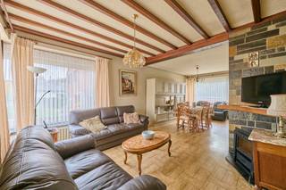 ZEER RUSTIG GELEGEN TE RENOVEREN WONING OP EEN PERCEEL VAN 10A 07CA NABIJ HET CENTRUM VAN MEEUWEN.Deze zeer rustig gelegen te renoveren gezinswoning...