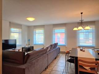 Voor een bezichtiging bel Kim 0473 723 362.Ruim duplex-appartement ( 150 m² bruto of 128 m² leefruimte ) met 3 ruime slaapkamers en ZONDER VASTE...