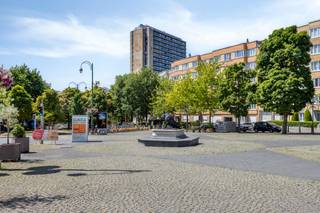 Ontdek dit prachtig gerenoveerde appartement op de vijfde verdieping, met een adembenemend uitzicht over de Place de Bastogne. De hoofdinkom...