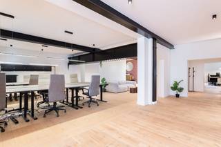 <p>Op een uitstekende locatie in het hart van Antwerpen-Zuid bieden wij deze ruime en onmiddellijk bruikbare kantoorruimte van ca. 360 m² te huur aan.</p>
<p>Het pand is momenteel ingericht met ongeveer 25 tot 30 werkplekken, meerdere vergaderfaciliteiten, een stille werkruimte, een ruime loungezone en een volledig uitgeruste keuken met grote vergadertafel. Dankzij deze indeling is het gebouw uitermate geschikt voor consultancykantoren, vrije beroepen, creatieve bureaus, coworkingconcepten of andere professionele activiteiten.</p>
<p>Daarnaast beschikt het kantoor over meerdere sanitaire voorzieningen, een technische ruimte en een aangenaam terras. Het gunstige EPC-label B zorgt bovendien voor een energiezuinige werkomgeving.</p>
<p>De centrale ligging op wandelafstand van het KMSKA, talrijke horecazaken, openbaar vervoer en belangrijke invalswegen maakt dit een bijzonder aantrekkelijke vestigingsplaats voor ondernemingen die bereikbaarheid willen combineren met een kwalitatieve werkomgeving.</p>
<p><strong>Huurprijs:</strong> € 5.250/maand excl. kosten en onroerende voorheffing.</p>
<h3></h3>