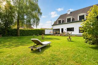 Deze statige burgerwoning combineert karakter, ruimte en functionaliteit op een uitzonderlijke manier. Dankzij de aparte toegang leent het pand zich bovendien perfect voor een vrij beroep of praktijk aan huis.<br />Surplus top gelegen in een gegeerde woonwijk geniet deze eigendom van een uitstekende bereikbaarheid.<br /><br />De polyvalante ruimte (linkse gedeelte) beschikt over een eigen inkom, wachtzaal/bureau, praktijk met archiefgedeelte en een apart sanitair. Daardoor is er comfort voor zowel bewoners als cliënten gegarandeerd.<br /><br />Indeling woning:<br />Het woongedeelte verwelkomt u via een ruime inkomhal en straalt charme uit dankzij de hoge plafonds en authentieke elementen die doorheen de woning behouden bleven. De leefruimte biedt tal van indelingsmogelijkheden en geniet van veel natuurlijke lichtinval.<br />Verder beschikt de woning over een ruime keuken met gezellige ontbijthoek, aansluitend een berging en apart gastentoilet.<br /><br />Op de verdieping zorgt de royale overloop voor een aangenaam gevoel van ruimte. Hier bevinden zich maar liefst 6 volwaardige slaapkamers.<br />De badkamer is uitgerust met een ligbad en dubbel lavabomeubel. Daarnaast is er nog een aparte douchekamer en een afzonderlijk toilet aanwezig.<br /><br />De zolderverdieping biedt bijkomende stapel- en opbergmogelijkheden.<br /><br />Ook buiten heeft deze eigendom heel wat troeven te bieden.<br />De tuin met volwassen bomen vormt een groene oase van privacy. Het aangelegde terras nodigt uit om volop van het buitenleven te genieten.<br /><br />Vooraan beschikt de woning over een ruime oprit met plaats voor een 6-tal wagens en een inpandige garage met rechtstreekse doorgang naar de woning en tuin.<br />Rechts bevindt zich bovendien nog een extra oprit en praktische tuinberging of bijkomende garage.<br /><br />Kortom, een unieke eigendom boordevol mogelijkheden!<br /><br />Onze ref. DEV5054<br />Stedenbouwkundige info in aanvraag