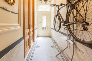 <p>Welkom in de <strong><em>Bisschopstraat 27</em></strong> te Antwerpen!<br /><br />Deze bijzonder ruime en unieke woning combineert authentieke charme en ambachtelijk vakmanschap met modern comfort, ruime vergunde buitenruimtes en uitstekende rendementsmogelijkheden.<br /><br />Zoek je een <strong>gezinswoning</strong> met veel buitenruimte of eerder een opbrengsteigendom?<br /><br />Het pand werd voorheen succesvol verhuurd via <strong>AirBnB</strong>. Dankzij de indeling met meerdere badkamers/sanitaire voorzieningen op verschillende niveaus lenen de ruimtes zich perfect om (deels) opnieuw uit te baten als AirBnB, guesthouse of kwalitatieve co-housing.<br /><br /><strong>Indeling van de woning:</strong><br /><br /><strong>Gelijkvloers:</strong><br />We betreden de woning via de stijlvolle inkomhal met een prachtige authentieke mozaïekvloer. Er is hier handig voorzien in ruimte om uw fiets op te hangen. Aansluitend stappen we door naar de sfeervolle eetkamer en de gezellige woonkamer. De achterliggende keuken grenst aan de koer; dankzij de grote raampartijen stroomt er een overvloed aan natuurlijk daglicht naar binnen. Tevens bevindt zich hier een apart gastentoilet.<br /><br /><strong>Eerste verdieping:</strong><br />Op de eerste verdieping bevindt zich een grote hoofdbadkamer voorzien van een ruime inloopdouche, ligbad, dubbel wastafelmeubel en toilet. Verder telt deze verdieping twee volwaardige slaapkamers:<br />Slaapkamer 1: Een master bedroom van ca. 22 m².<br />Slaapkamer 2: Een gezellige slaapkamer van ca. 14 m², doordacht uitgerust met een eigen privé-douche en toilet.<br /><br /><strong>Tweede verdieping:</strong><br />De tweede verdieping herbergt nog eens twee ruime kamers en een heerlijk buitenplek:<br />Slaapkamer 3: Een kamer van ca. 14 m² met rechtstreekse toegang tot een gezellig<strong> vergund terras </strong>van ca. 12,5 m².<br />Slaapkamer 4: Een ruimere slaapkamer die beschikt over een eigen en-suite badkamer.<br /><br /><strong>Derde verdieping:</strong><br />Op de bovenste verdieping vinden we een extra slaapkamervan ca. 11 m² en het absolute kroonjuweel van de woning: een fantastisch<strong> vergund</strong> <strong>dakterras</strong> van maar liefst 22 m² waar je in alle rust en privacy van de zon en de Antwerpse stadsomgeving kan genieten.<br /><br /><strong>Kelder:</strong><br />De woning beschikt tevens over een praktische kelder die zorgt voor voldoende extra opbergruimte.<br /><br /><strong>Technisch:</strong><br />EPC B — 133 kWh/m²jaar<br />Stedenbouwkundige inlichtingen: Wg – Vg – Gvv – Gmo – Vkr.<br />G- & P-score: A - A<br />Elektriciteit conform<br />Geen renovatieverplichting<br /><br />Op zoek naar een unieke, instapklare woning vol karakter met een ruime buitenruimte of een interessante investering met AirBnB-mogelijkheden?<br /><br />Maak snel je afspraak voor een bezoek!<br /><br /> </p>