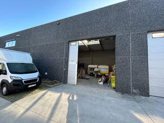 Deze recente nieuwbouw KMO-unit van ca. 187,5 m² is ideaal gelegen op slechts enkele kilometers van de E40 (afrit Wetteren) en biedt een...