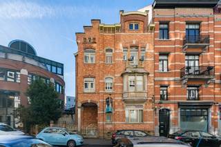 In a condominium of 4 units, discover this superb souplex of ±145 m² located in one of the most sought-after neighborhoods of Brussels. Nestled in...