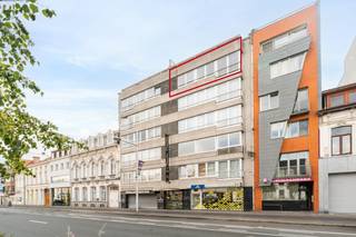 <p><strong>Ruim en instapklaar appartement met mooi uitzicht in hartje Eeklo</strong></p>
<p>Op zoek naar een ruim, modern en volledig instapklaar appartement in het centrum van Eeklo? Dan is dit appartement met een <strong>bewoonbare oppervlakte van maar liefst 126 m²</strong> zeker het ontdekken waard!</p>
<p>Het appartement werd <strong>vernieuwd</strong> en is dankzij de verzorgde afwerking en aangename indeling <strong>volledig instapklaar</strong>. De ruime leefruimte vormt samen met de <strong>open keuken</strong> een mooie, lichtrijke woonomgeving waar gezelligheid en comfort centraal staan. Vanuit de living geniet u bovendien van een <strong>mooi uitzicht</strong>.</p>
<p>Er zijn <strong>2 ruime slaapkamers</strong>, ideaal voor wie comfortabel wil wonen en nood heeft aan voldoende ruimte. Daarnaast beschikt het appartement over een <strong>klein terras aan de achterzijde van het gebouw</strong>, een aangename plek om even buiten te zitten.</p>
<p>Ook praktisch is aan alles gedacht: er is een <strong>fietsenstalling</strong> aanwezig en dankzij de ligging in het centrum bevinden winkels, horeca, scholen, openbaar vervoer en andere voorzieningen zich vlakbij.</p>
<p> </p>
<p>Een <strong>ruim, vernieuwd en instapklaar appartement</strong> met een mooie woonoppervlakte en een uitstekende ligging. Ideaal voor wie comfortabel wil wonen zonder grote werken, en dit alles <strong>in het centrum van Eeklo</strong>.</p>
<p><strong>Een bezoek is absoluut de moeite waard!</strong></p>