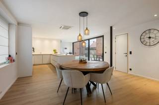 Register for the visit on Saturday, April 4th through our website: https://benjaminverkoopt.be/panden/hoekwoning_met_epc_b-3_slaapkamers-garage_en_zuidgerichte_tuin_in_koolskamp-1/<br />- Corner house with central location in Koolskamp: Dorpsplein 18<br />- EPC label B, UC: 3787535<br />- Large living space with cozy gas fireplace<br />- Open kitchen and adjoining storage room<br />- Additional storage/laundry room<br />- Integrated garage<br />- South-facing garden with terrace and garden shed<br />- 3 bedrooms<br />- Dressing room<br />- Spacious bathroom with bathtub, walk-in shower, and washbasin<br />- Large attic with fixed staircase<br />- Additional attic space above the kitchen (approximately 40 m²)<br />- Compliant electricity<br />- 18 m² of solar panels<br />- Guide price: € 379,000