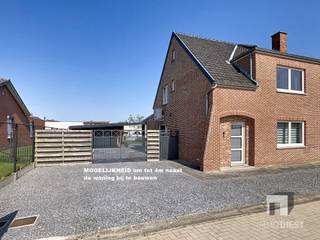 <p><span>Welkom in deze volledig gerenoveerde (2015) halfopen woning in Nieuwerkerken (8 are) , een moderne en gezellige familiewoning met een bewoonbare oppervlakte van 166 m². </span></p><p><span>De woning beschikt over 2 ruime slaapkamers, 1 badkamer, 1 berging, keuken, leefruimte en salon. Beide kamers hebben ingebouwde kledingkasten en veel lichtinval. 1 kamer heeft zicht op de velden, de andere op de tuin. </span></p><p><span>Het hart van deze woning is zonder twijfel de open woonkeuken. De volledig geïnstalleerde keuken grenst met een schuifraam aan het gezellige terras (met ingebouwde kachel) en achterliggende tuin (ZW) met zwembad en kippenhok.</span></p><p><span>De badkamer is voorzien van een modern design met een inloopdouche, apart bad, dubbele wastafel en toilet. </span></p><p><span>De garage dient voorlopig als stelplaats voor fietsen en extra opslagruimte. Er is plaats voor 2 of meer wagens onder de carport of de oprit.<br />Enkele extra troeven:<br />+ Keuken bevat inductiekookplaat (AEG), 1 microgolf oven (AEG) en 1 combioven (AEG), afwasmachine (MIELE), afzuigkap (NOVY) en een eiland in natuursteen<br />+ Vloerverwarming op gelijkvloers (ceramische tegels) op gas<br />+ Beglazing: hoogrendement: 3 dubbelglas<br />+ Badkamer met BAD + DOUCHE<br />+ Extra verwarming/koeling (airco) via warmtepomp (boven én beneden)</span></p><p><span>+ Zuidwest gerichte tuin<br />+ Regenwaterput van 10.000 liter <br />+ Garage met sectionale poort<br />+ Carport voor stationering van meerdere wagens<br />+ 17 zonnepanelen met micro-omvormer + thuisbatterij (2022)<br />+ Dak en muren zijn geïsoleerd <br />+ EPC A: energiezuinige woning<br />+ Asbestveilig<br />+ Elektriciteit conform</span></p><p><span>+ Gescheiden riolering</span></p><p><span>+ Zolder kan ingericht worden als hobbyruimte of 3° slaapkamer</span></p><p><span>+ Mogelijkheid om tot 4 meter aan de linkerzijde van de woning bij te bouwen (eventueel voor 3° slaapkamer)<br />Ontdek deze energiezuinige gezellige woning midden in de bloesems. Contacteer mij voor een bezoek op 013 31 25 22 of mail <span>wendy@immodiest.be</span></span></p><p><span>We helpen je met een glimlach verder op zoek naar jouw nieuwe thuis.</span></p><p><span>In afwachting van het bezoek kan je alvast de virtuele tour bekijken.</span></p><p><span> </span></p><p><span> </span></p>