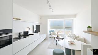 <p>Mooi vernieuwd vakantieappartement met 2 slaapkamers met prachtig zeezicht op een topligging te Knokke aan het Albertstrand, tussen het Casino en het Rubensplein. Op deze locatie geniet u van de nabijheid van de commerciële winkels en restaurants op wandelafstand, doch is het er rustig.<br /><br />Indeling: inkomhal, apart toilet, lichtrijke leefruimte bestaande uit een halfopen keuken (voorzien van moderne toestellen), een salon en een eethoek genietend van een prachtig zeezicht, aparte badkamer met inloopdouche en lavabomeubel, gang met ingebouwde bergkasten, ruime slaapkamer met dubbel bed en ingebouwde kleerkasten uitgevend op een terras achteraan, 2e slaapkamer met stapelbed en buitenraam. Mooie afwerkingsgraad. Nieuwe gaswandketel (condensatie). Nieuwe lift en voorgevel en ramen. <br />Private kelder en een fietsenstalling in het gebouw. <br />Mogelijkheid tot aankoop van een autostaanplaats in de zijstraten.<br /><br />[EPC: 265 kWh/m² jaar - UC: 2708557].</p>