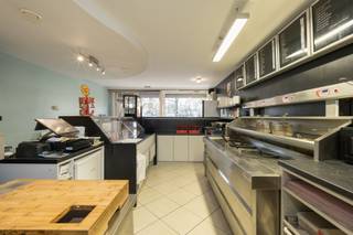 Deze handelsruimte met horeca-uitbating is centraal gelegen op een boogscheut van het centrum van Geel. De handelsruimte is momenteel ingericht...