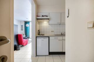 Dit appartement van ca. 46 m² bevindt zich op de eerste verdieping van een kleinschalig gebouw, gelegen in de Boomkensstraat 34 te Hasselt. Dankzij de gunstige ligging geniet u van een rustige omgeving, terwijl het stadscentrum, winkels en openbaar vervoer zich op korte afstand bevinden.Het appartement beschikt over een lichtrijke leefruimte met voldoende plaats voor een gezellige zithoek en eetruimte. Aansluitend vindt u een praktische keuken. De aparte slaapkamer biedt voldoende ruimte voor een comfortabel bed en kastruimte. Verder is er een badkamer uitgerust met douche, lavabo en toilet.Het appartement is momenteel verhuurd, wat het ook uitermate geschikt maakt als investering met onmiddellijk rendement.Troeven van dit appartement:Centrale maar rustige liggingIdeaal voor starters of investeerdersPraktische indeling op 46 m²Gelegen op de eerste verdiepingReeds verhuurd (interessant als opbrengsteigendom)Bent u op zoek naar een betaalbaar appartement of een interessante investering in Hasselt? Dan is dit pand zeker een bezoek waard!Bestuursmaatregelen in het maatregelenregister: nee