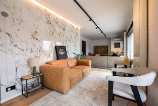 Dit prachtig instapklaar penthouse te Koksijde Sint-Idesbald is recent volledig gerenoveerd. Het lichtrijke appartement beslaat een bewoonbare oppervlakte van maar 99m² en bestaat uit een gezellige leefruimte voorzien van meerdere glaspartijen, een open totaal ingerichte leefkeuken, 2 slaapkamers elk voorzien van maatkasten en hun eigen badkamer, 2 bergingen en 2 aparte toiletten. Langs beide kanten zijn er prachtige terrassen (100 m²) zodat u op elk moment van de dag van de zon kan genieten. Tevens zijn 2 extra privatieve kelderbergingen voorzien. Dit penthouse is ideaal gelegen pal in het centrum van Sint-Idesbald en op wandelafstand van het strand. Vraag nu uw bezoek aan om deze exclusieve parel aan de kust te ontdekken. EPC: 234 UC: 3615332 (klasse C) (Ref. NI23161)