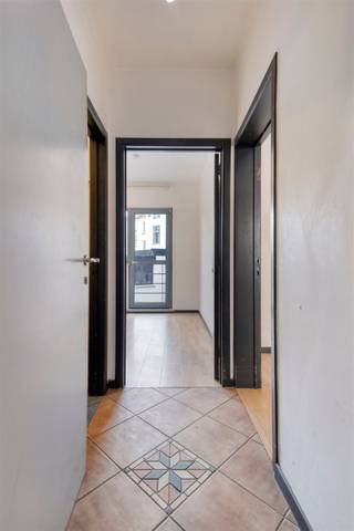 <p><span>Vertoeven op de nieuw aangelegde Lange Lozanastraat? Dat kan!</span></p><p><span>Dit op te frissen </span><span>1-slaapkamerappartement</span><span> is ideaal voor de </span><span>snelle beslissers</span><span> of handige investeerders. Gelegen op een uitstekende locatie, in de recent vernieuwde Lange Lozanastraat, combineert dit pand rust met een vlotte bereikbaarheid.</span></p><p><span>Het appartement is ondergebracht in een </span><span>kleinschalig en goed onderhouden gebouw (1994)</span><span> en beschikt over een </span><span>oostgericht terras</span><span>, perfect om s ochtends te genieten van de zon.</span></p><p><span>Indeling:</span></p><ul><li><span>Lichtrijke leefruimte</span></li><li><span>Open of aparte keuken (te renoveren naar eigen smaak)</span></li><li><span>1 volwaardige slaapkamer</span></li><li><span>Badkamer</span></li><li><span>Oostgericht terras</span></li></ul><p><span>Dit appartement biedt een </span><span>uitstekende basis om volledig naar eigen wens te renoveren</span><span>, zowel voor eigen bewoning als investering.</span></p><p><span>Troeven:</span></p><ul><li><span>Topligging op de vernieuwde Lange Lozanastraat</span></li><li><span>Oostgericht terras</span></li><li><span>Kleinschalig gebouw</span></li><li><span>Renovatieproject met veel potentieel</span></li></ul><p><span>Mis deze kans niet en plan snel uw bezoek!</span></p>