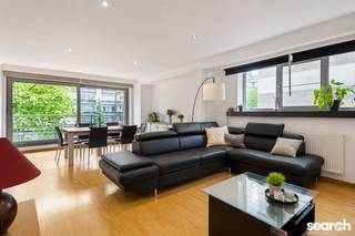 Dit instapklare drie slaapkamer appartement (120m2) is centraal gelegen op de Dascottelei te Deurne, in de onmiddellijke omgeving van openbaar vervoer, winkels, restaurants, ziekenhuis, autostrades, …<br /><br />Het appartement is gelegen op de tweede verdieping van een recent gebouw en bestaat uit een ruime inkomhal met ingebouwde vestiairekasten. De woonkamer geeft een zeer ruim en open gevoel (36m2) en beschikt vooraan over een klein balkon. Aansluitend op de leefruimte is er een volledig ingerichte, open keuken met een aparte ruime berging.<br /><br />Via de inkomhal bereik je de drie lichtrijke slaapkamers (14m2, 12m2 & 10m2) die uitgeven op een zonnig terras aan de rustige achterzijde van het gebouw. Verder beschikt het appartement over een grote badkamer met dubbele lavabo en douche. Daarnaast is er ook nog een apart toilet.<br /><br />Troeven: Zeer centrale ligging, volledig opgefrist, ruime kamers, EPC 165 kWh/m2, dubbel glas, elektrische conforme installatie, volledig ingerichte keuken, parketvloer, lage algemene kosten, …<br /><br />Optioneel kan de garagebox, gelegen aan de achterzijde van het gebouw, mee aangekocht worden (+30.000€).<br /><br />Heb je bijkomende vragen of breng je graag een bezoek ter plaatse?<br /><br />Bel Dries op 0470 107 217.<br />