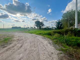 Ontdek deze bouwgrond in Handzame, deelgemeente van Kortemark. Je woont er nabij het centrum, in de buurt van winkels (supermarkt op 300 m), scholen (basisschool op 350 m) en openbaar vervoer (bushalte op 900 m). Dit perceel geniet van een weids uitzicht over de velden en weiden.
De grootte van dit villaperceel, 933 m² en de ruime stedenbouwkundige voorschriften (1 of 2 bouwlagen, vlak of hellend dak) bieden tal van mogelijkheden. Hier bouwen we jouw nieuwe, energiezuinige woning volledig op maat, tegen een vaste prijs.
Contacteer me gerust en ontdek alle mogelijkheden!