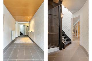 Deze ruime halfopen woning op een perceel van 10 are ligt centraal in Moerbeke, op wandelafstand van het station, winkels en dagelijkse voorzieningen. Via het openbaar vervoer bent u vlot verbonden met de regio en Brussel.

Met haar ca. 500 m² biedt deze eigendom een zeldzame combinatie van ruimte, comfort en flexibiliteit — ideaal voor wie wonen en werken combineert, kangoeroewonen overweegt of ruimte zoekt voor het hele gezin.

Het gelijkvloers heeft twee afzonderlijke ingangen: de privéingang leidt naar een hal met toegang tot de trap, garage, berging en kelder. Via een tweede, discrete inkom bereikt u de multifunctionele ruimte van 125 m², momenteel in gebruik als kinesitherapiepraktijk, maar even geschikt als kantoor, atelier, hobbyruimte of praktijk voor een vrij beroep. Buiten het hoofdgebouw bevindt zich een tweede garage met extra parkeergelegenheid.

De eerste verdieping omvat een lichtrijke, moderne leefruimte met volledig vernieuwde open keuken, drie ruime slaapkamers, een badkamer, apart toilet en berging. Via de leefruimte stapt u rechtstreeks de zuidwestgerichte tuin in van ca. 500 m², aangevuld met een terras op 2 niveaus van 45 m².

De bovenste verdieping is ingericht als zelfstandige woonunit met eigen keuken, leefruimte, badkamer, bureau, berging, slaapmezzanine en dakterras. Ideaal voor kangoeroewonen, een gastenverblijf of uitbreiding van de eigen woonruimte.

De woning werd in 2012 en 2016 gerenoveerd met aandacht voor de leefruimtes, keuken en de bovenste verdieping. Zonnepanelen en EPC-score B maken van deze woning een energiezuinige keuze.

Tot slot biedt deze woning ook interessante bijkomende mogelijkheden. Stedenbouwkundig is het toegelaten om de woning om te vormen tot een meergezinswoning. Daarnaast leent de multifunctionele ruimte van 125 m² zich uitstekend voor aparte verhuur.

Meer info of een bezoek? Mail naar charlotte@immoaccenta.be