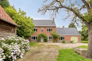 Gelegen te Hertsberge, vlakbij de rand van het bos, bevindt zich deze vrijstaande villa met een ongekend potentieel. Strategisch gelegen op een rustige locatie maar op korte afstand van invalswegen en autosnelweg, biedt deze unieke eigendom op een perceel van 2215 m² een perfecte balans tussen privacy en natuur. Omdat de woning volledig te renoveren is, geniet u van de absolute vrijheid om het geheel naar eigen smaak en moderne comfortnormen te transformeren tot uw ultieme droomwoning.<br /><br />De huidige structuur telt vier volwaardige slaapkamers, maar de indeling biedt mogelijkheid om uit te breiden naar zes kamers. Naast het hoofdgebouw beschikt het domein over een apart bijgebouw die perfect kan dienen voor opslag of hobby. <br /><br />Een cruciale troef die dit aanbod uiterst zeldzaam maakt, is dat er reeds een verkavelingsvergunning aanwezig is. Het riante perceel kan hierdoor officieel in twee afzonderlijke loten worden opgesplitst. <br /><br />De woning bevindt zich in een exclusieve, residentiële buurt waar rust en bereikbaarheid centraal staan. De idyllische ligging aan de bosrand leent zich perfect voor ontspanning, terwijl de nabijgelegen verkeersaders zorgen voor een naadloze connectie met de regio.<br /><br />Dit pand is onderworpen aan de renovatieverplichting van de Vlaamse overheid voor residentiële gebouwen (behoudens bij sloop binnen 5 jaar na de aankoop). Consulteer voor meer informatie de website van het Vlaams Energie- en Klimaatagentschap via https://www.vlaanderen.be/een-woning-kopen/renovatieverplichting-voor-residentiele-gebouwen<br /><br />Bestuursmaatregelen in het maatregelenregister: nee