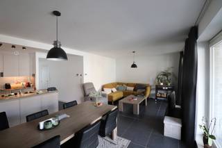 <strong>INDELING</strong> <br />Inkomhal, toiletruimte, woonkamer met open keuken voorzien van de volgende toestellen nl. koelkast met diepvriesvakje, combi-oven, keramische kookplaat en afzuigkap, berging-wasplaats met uitgietbak, aardgasbrander van de C.V. en van de warmwaterbereiding, plaats voor wasmachine en droogkast, ventilatiesysteem en omvormer van de zonnepanelen, badkamer voorzien van badkamermeubel met dubbele lavabo, ligbad en inloopdouche en 2 slaapkamers. <br /><br /><strong>BUITEN </strong> <br />Terras voor-en achteraan. Autostaanplaats S19. <br /><br />Gemeenschappelijke kosten: € 50,00/maand (= o.a. elektr.- en waterverbruik gem. delen, onderhoud en verzekering lift + onderhoud brandblusapparaten en syndicus).